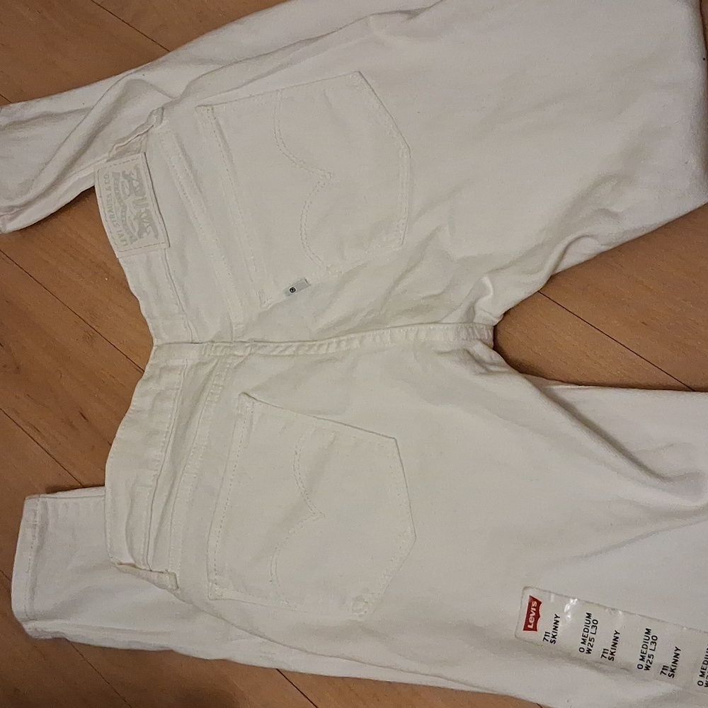 711 White Levis Women 25